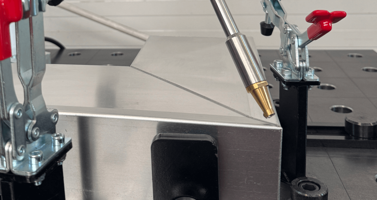 robot spawalniczy podczas precyzyjnych prac spawalniczych z aluminium